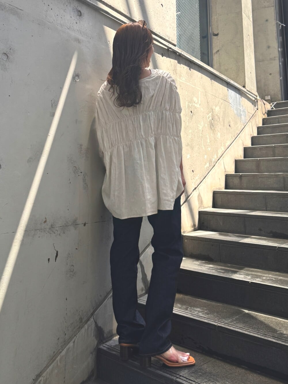 ブルー系のデニムパンツ、その他のサンダル、ホワイト系のシャツ/ブラウスを着用したレディースの春コーディネートの4枚目の写真