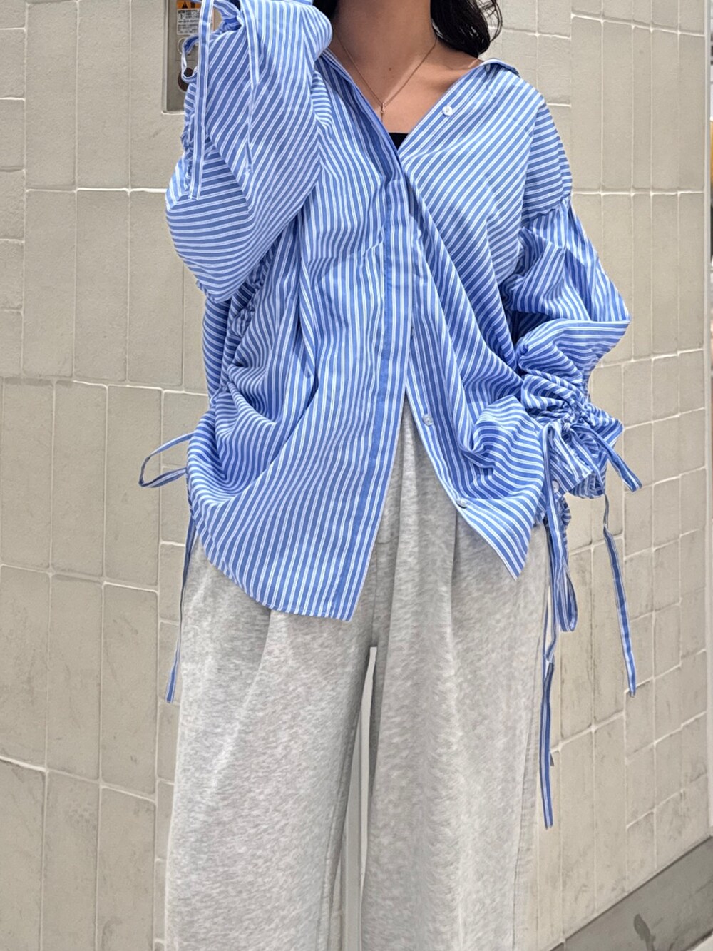 グレー系のスウェットパンツ、その他のシャツ/ブラウス、ブラック系のスリッポンを着用したレディースの秋コーディネートの6枚目の写真