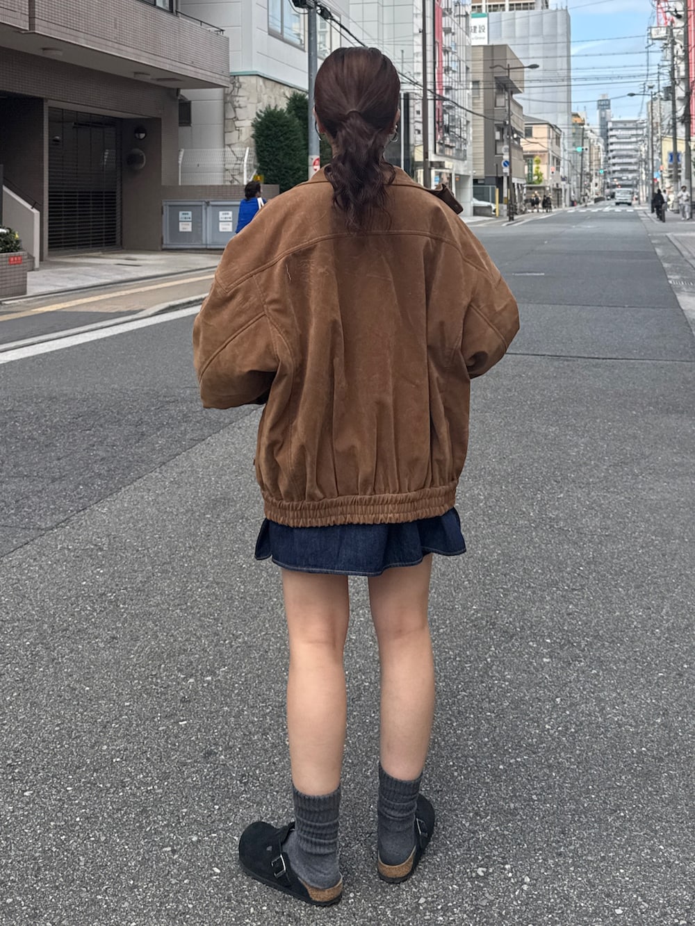 ブルー系のシャツ/ブラウス、ブラウン系のブルゾンを着用したレディースの秋コーディネートの5枚目の写真