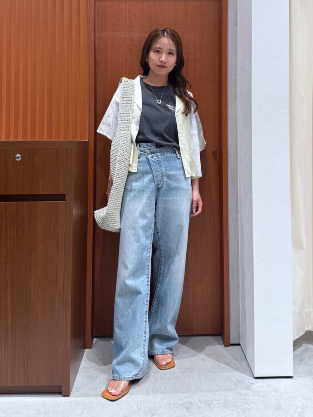 その他のサンダル、グレー系のショルダーバッグ、ブルー系のシャツ/ブラウスを着用したレディースの夏コーディネートの5枚目の写真