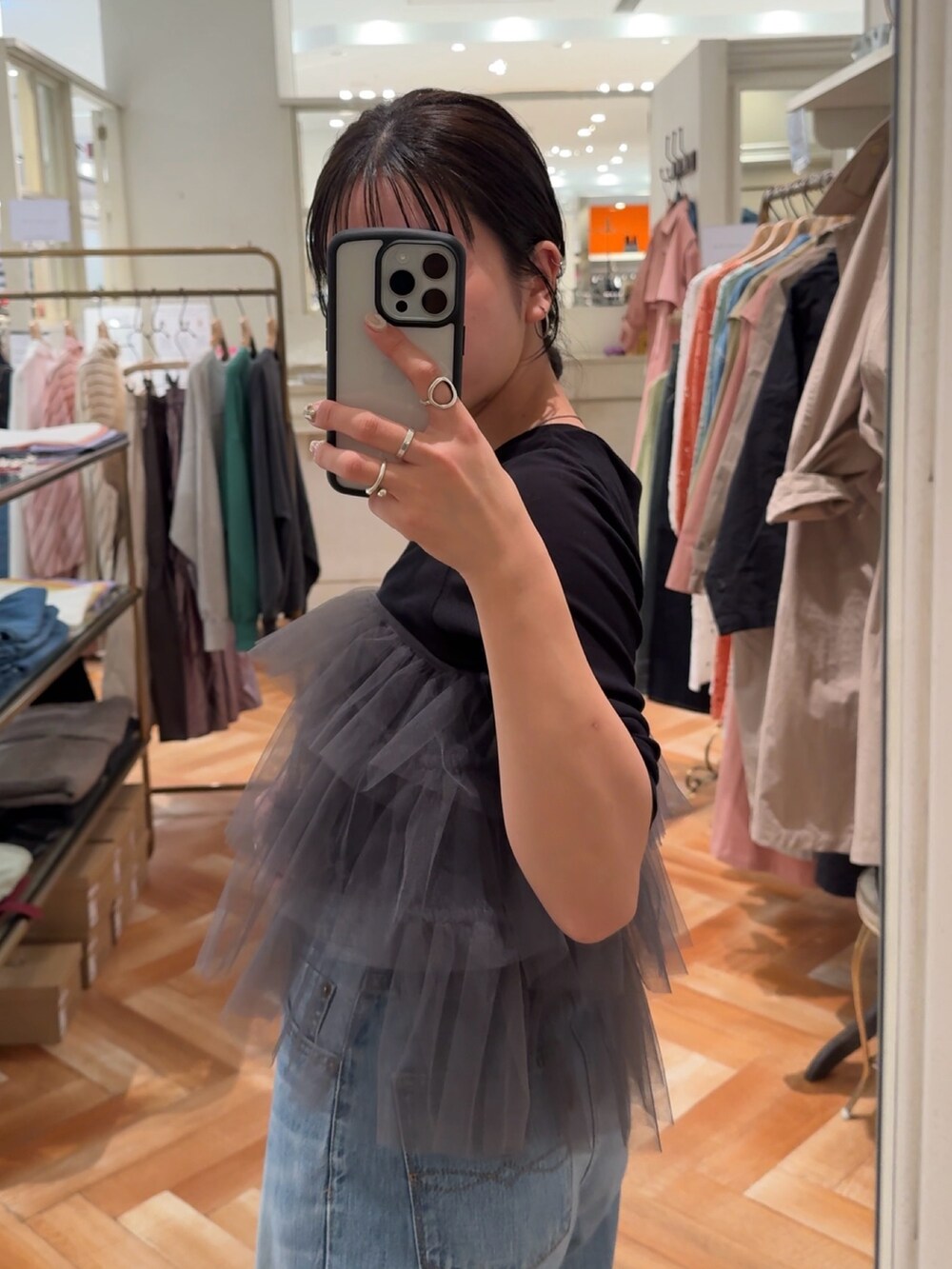 ブラック系のTシャツ/カットソー、グレー系のベスト、ブルー系のデニムパンツを着用したレディースの冬コーディネートの2枚目の写真