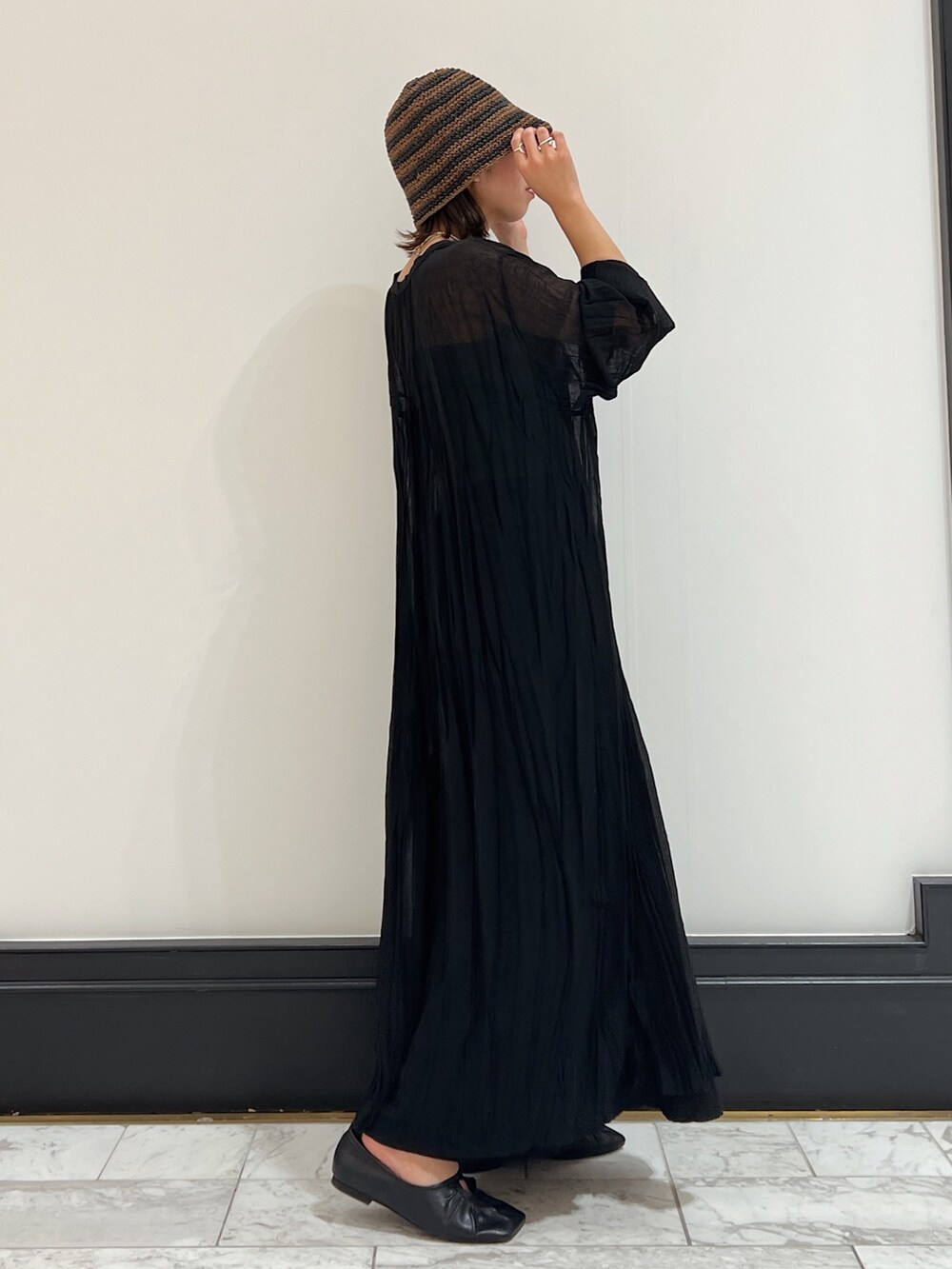 ブラック系のワンピース、ブラック系のパンプス、ブラック系のスカートを着用したレディースの春コーディネートの3枚目の写真