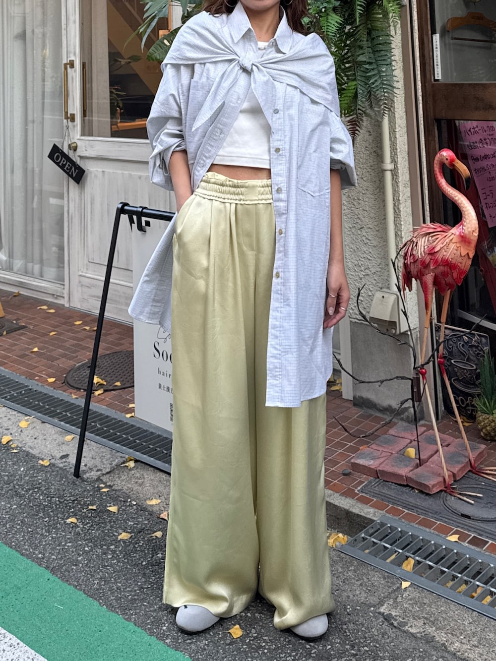 ホワイト系のTシャツ/カットソー、イエロー系のその他パンツ、その他のシャツ/ブラウスを着用したレディースの冬コーディネートの2枚目の写真