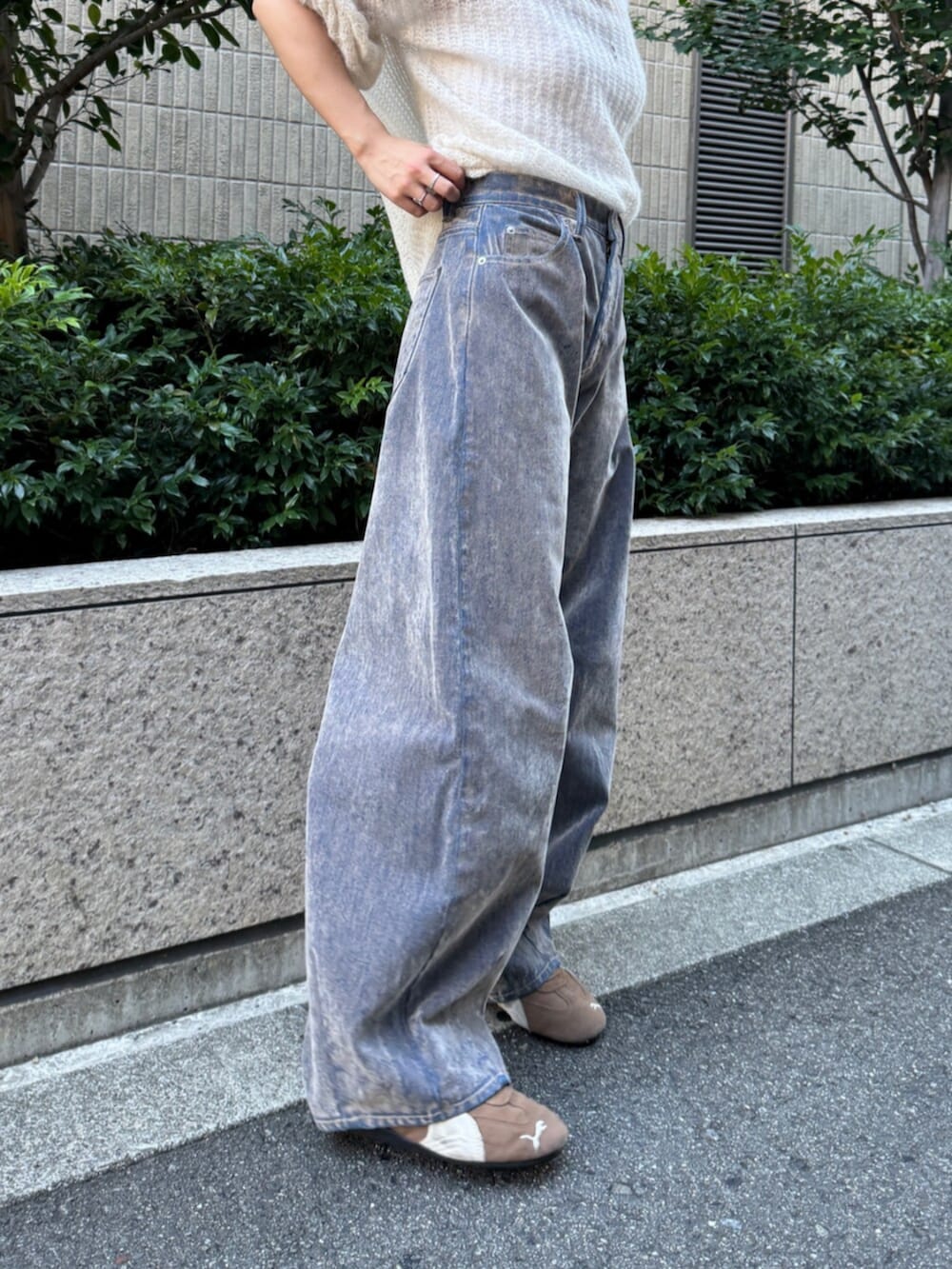 ベージュ系のデニムパンツ、ホワイト系のニット/セーター、ブラウン系のトートバッグを着用したレディースの夏コーディネートの8枚目の写真