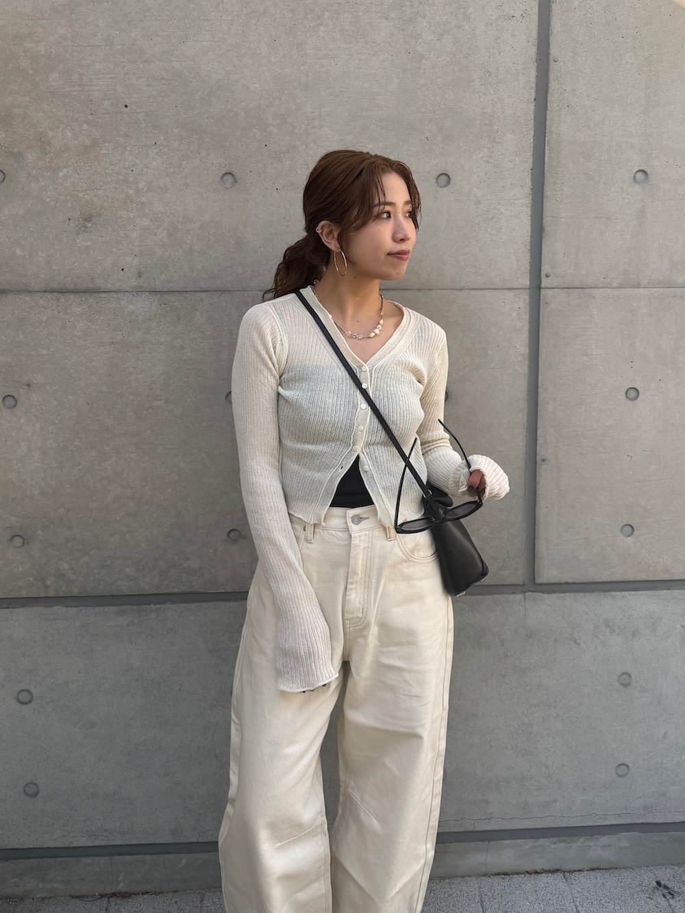 ホワイト系のカーディガン/ボレロ、ホワイト系のデニムパンツを着用したレディースの春コーディネートの10枚目の写真