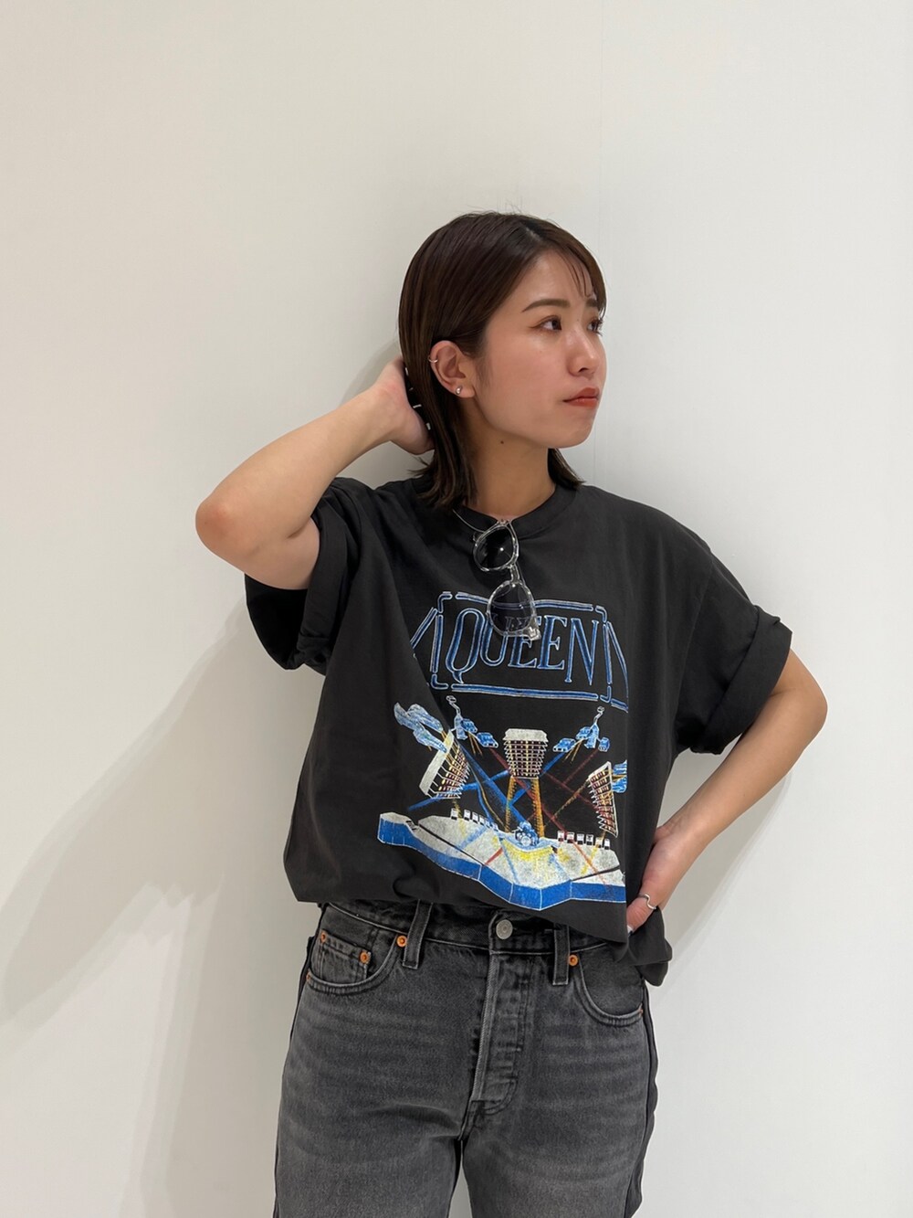 グレー系のTシャツ/カットソー、ブラック系のサンダルを着用したレディースの春コーディネートの7枚目の写真