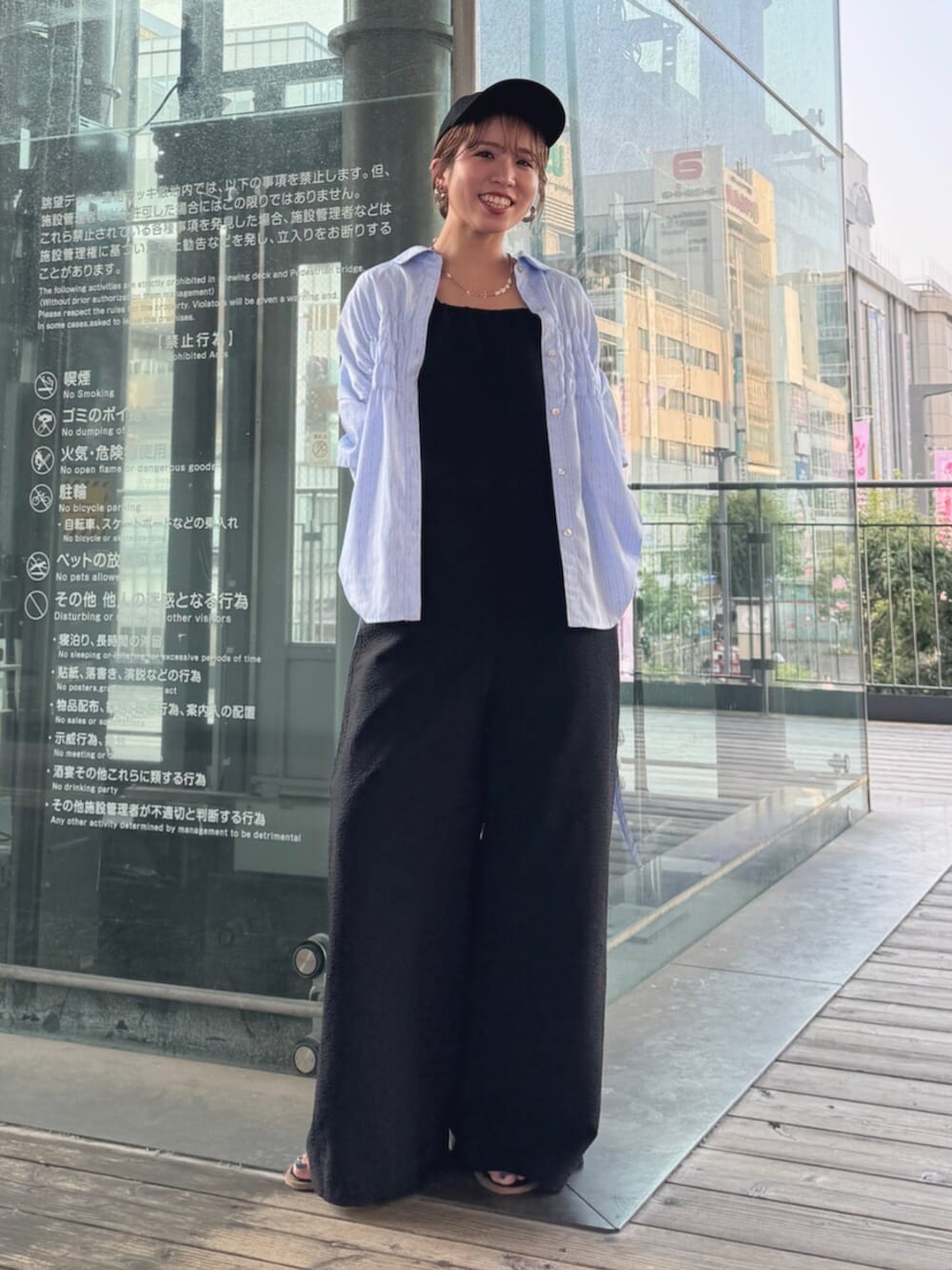 ブラック系のサンダル、ブラック系のサロペット/オーバーオール、ブルー系のシャツ/ブラウスを着用したレディースの夏コーディネートの6枚目の写真