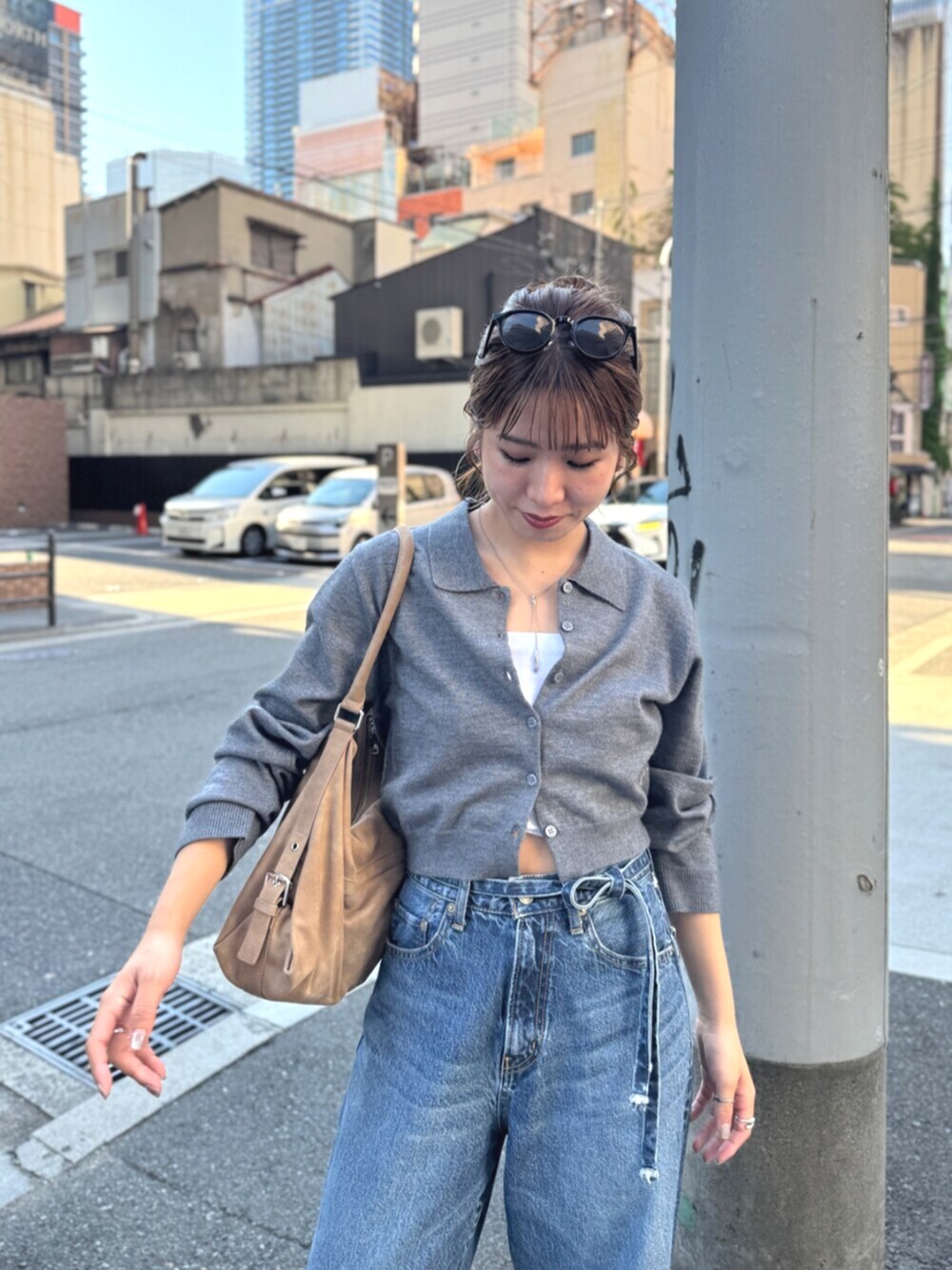 ベージュ系のスリッポン、グレー系のカーディガン/ボレロ、ブルー系のデニムパンツを着用したレディースの夏コーディネートの8枚目の写真