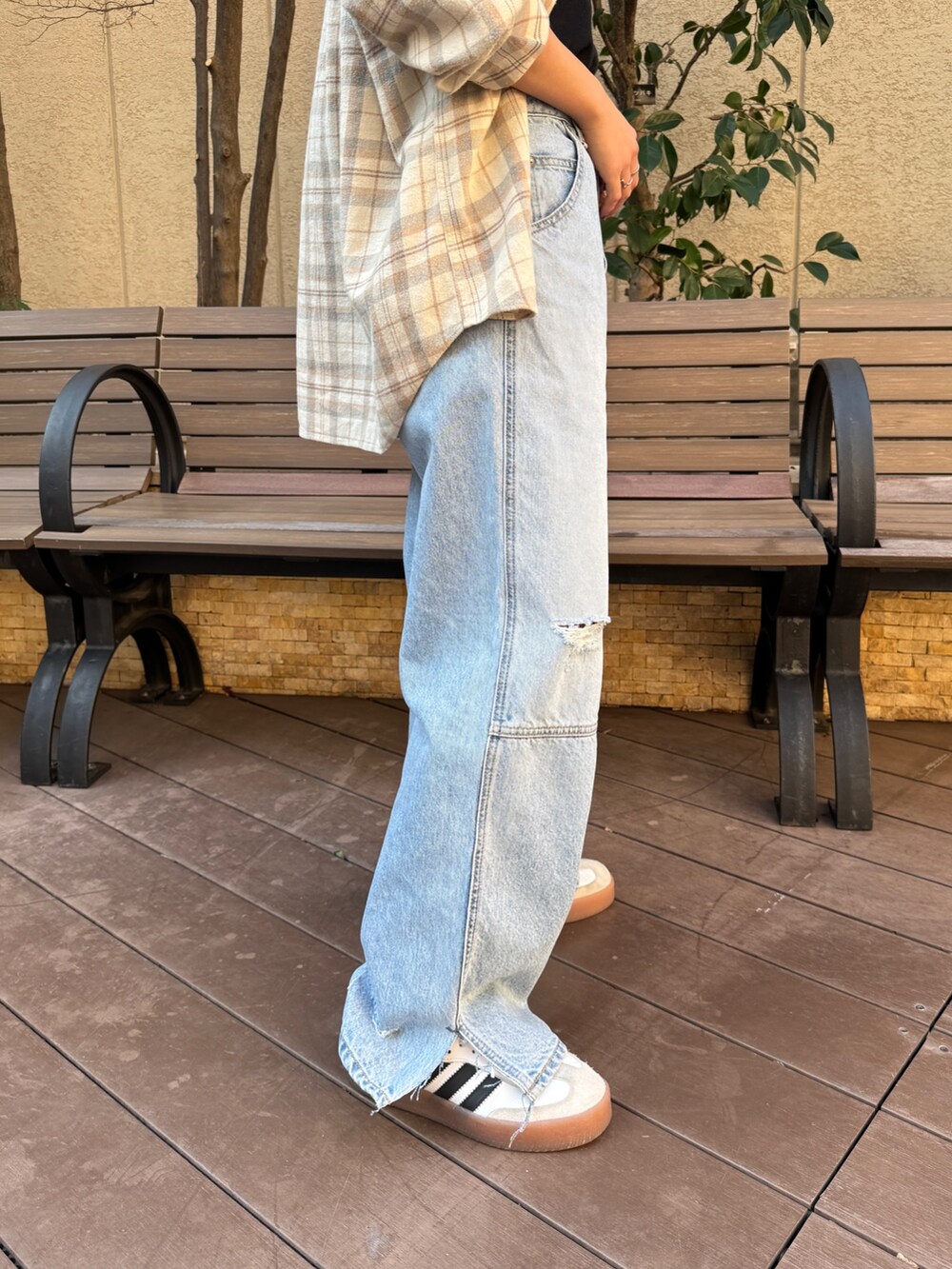 ホワイト系のシャツ/ブラウス、ブルー系のデニムパンツを着用したレディースの冬コーディネートの8枚目の写真