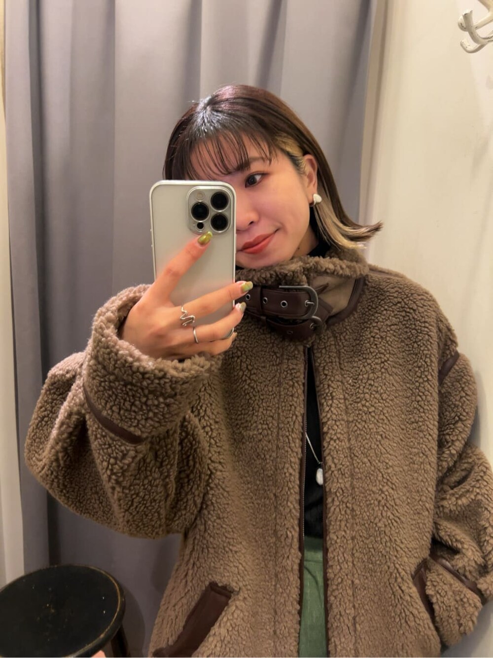 ブラウン系のムートンコート、グリーン系のその他パンツを着用したレディースの冬コーディネートの4枚目の写真