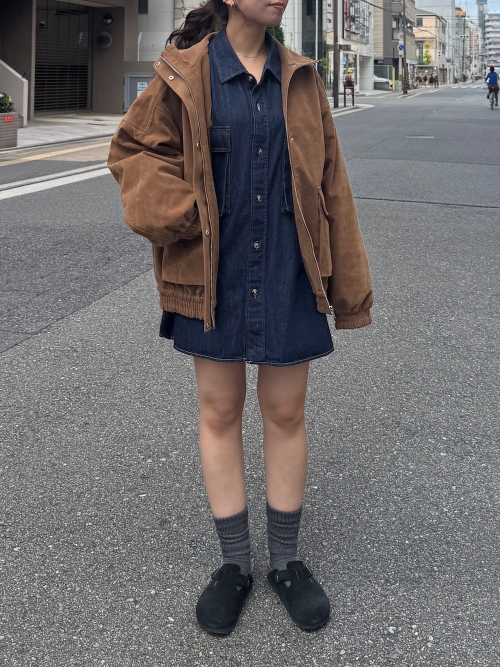 ブルー系のシャツ/ブラウス、ブラウン系のブルゾンを着用したレディースの秋コーディネートの2枚目の写真