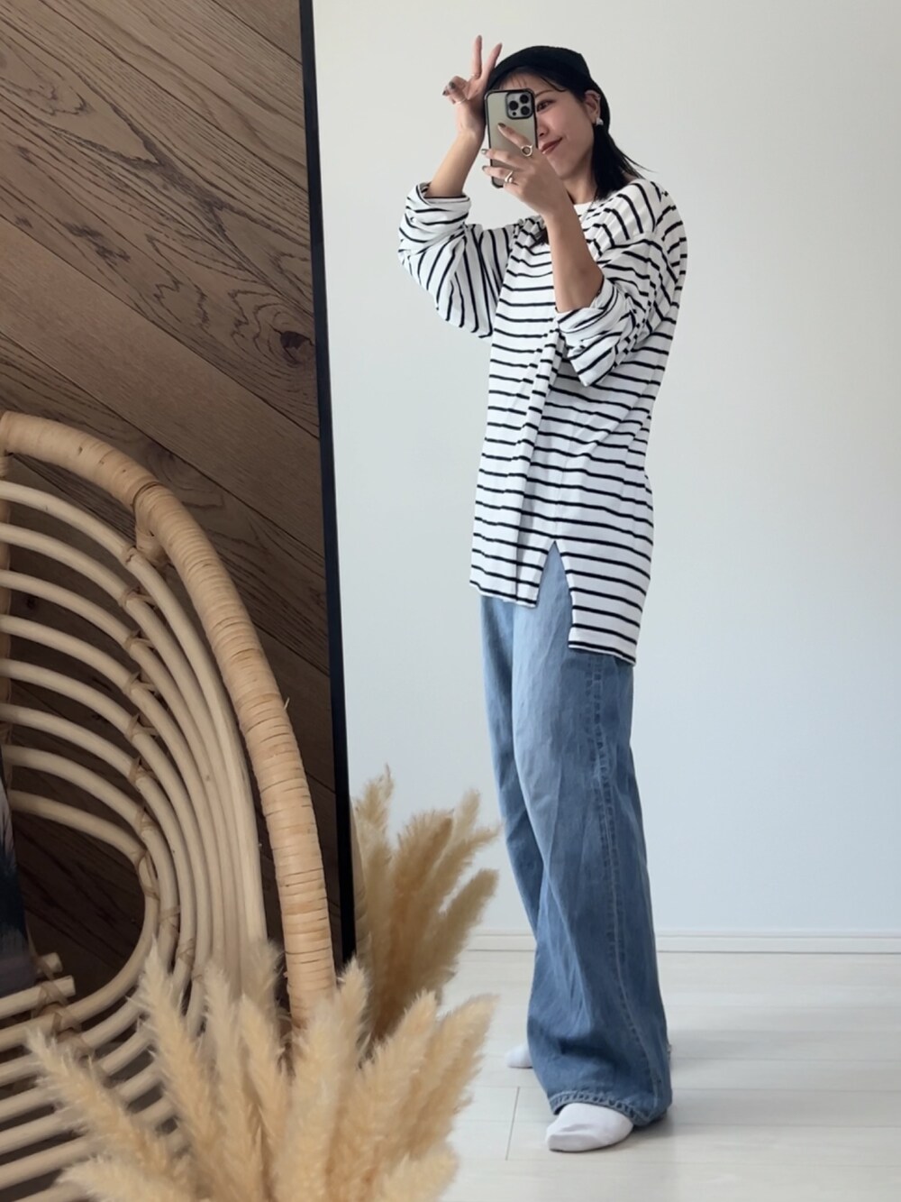 ブルー系のデニムパンツ、ブラック系のベルト、ブラック系のニットキャップ/ビーニーを着用したレディースの秋コーディネートの3枚目の写真