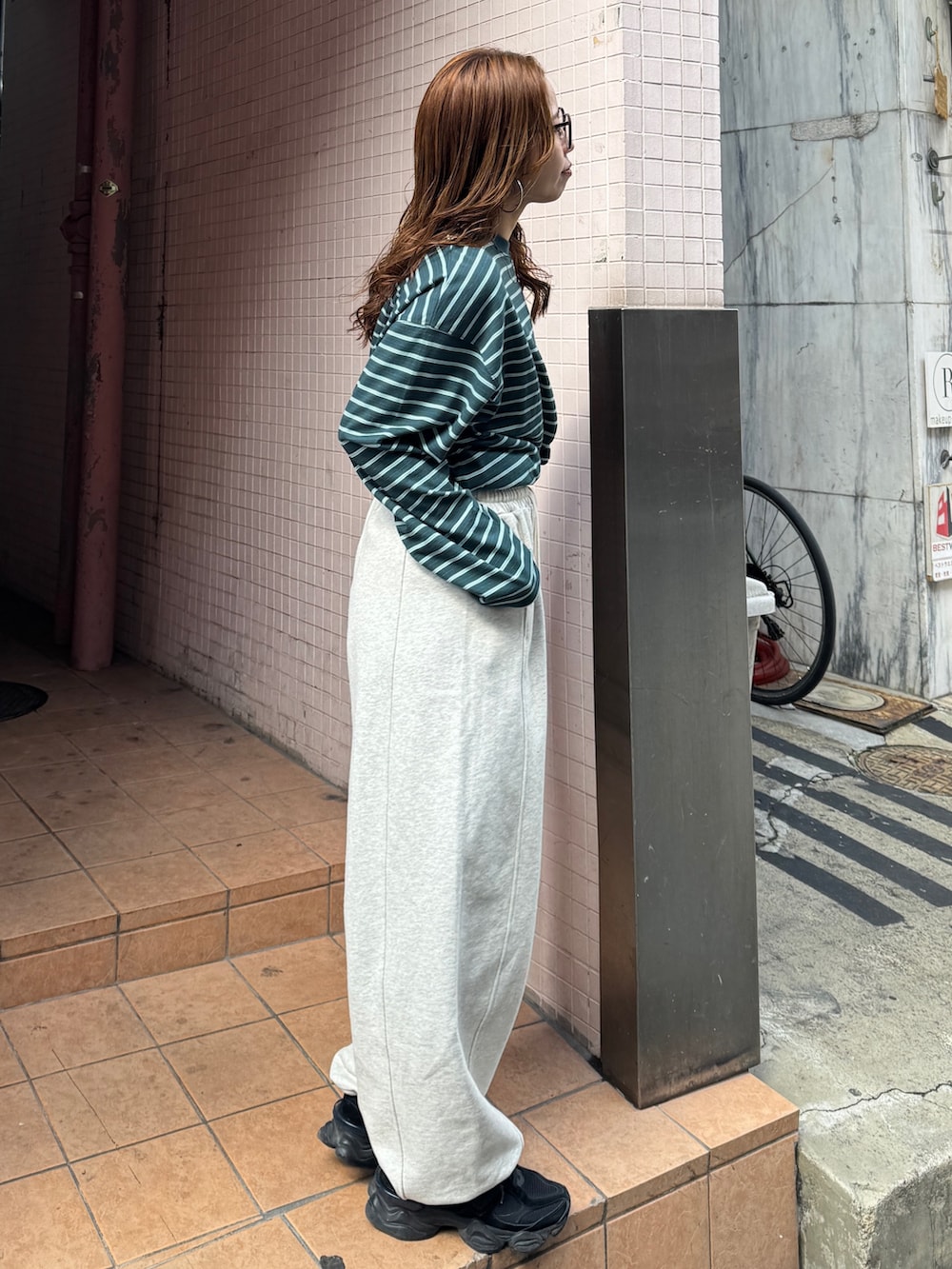 ホワイト系のスウェットパンツ、グリーン系のTシャツ/カットソーを着用したレディースの冬コーディネートの3枚目の写真