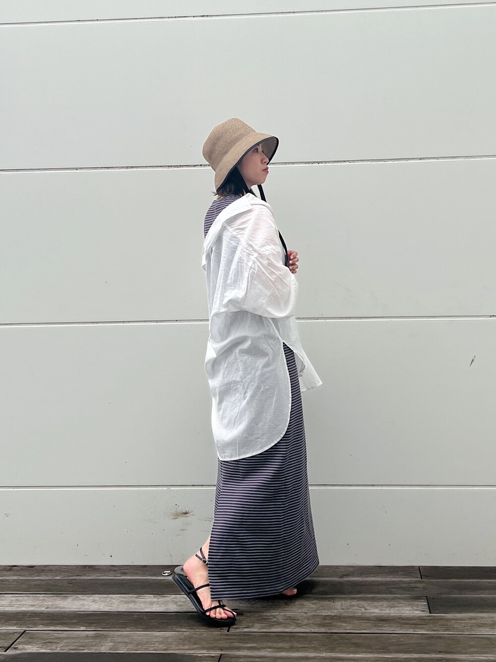 ホワイト系のシャツ/ブラウス、ブラック系のサンダル、ブルー系のワンピースを着用したレディースの春コーディネートの6枚目の写真