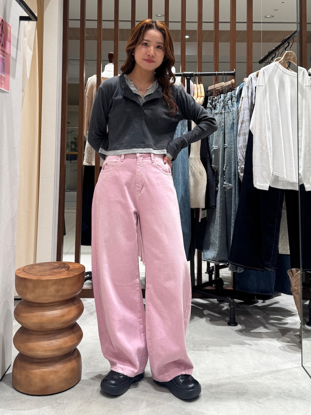 ピンク系のデニムパンツ、グレー系のTシャツ/カットソーを着用したレディースの春コーディネートの5枚目の写真