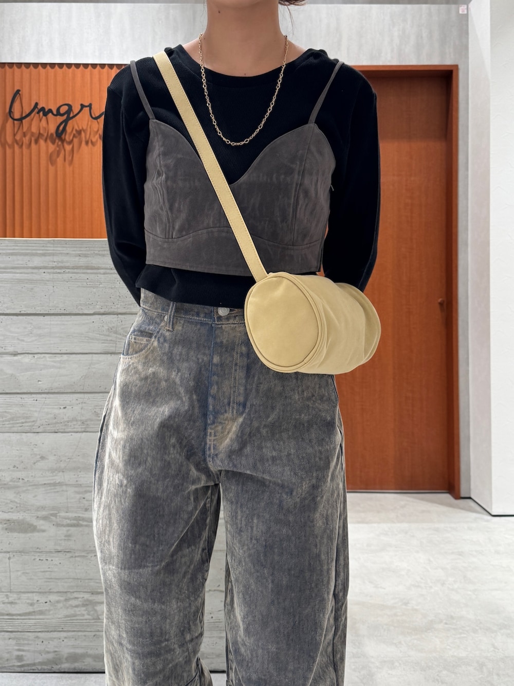 ベージュ系のデニムパンツ、ブラック系のTシャツ/カットソー、グレー系のキャミソールを着用したレディースの夏コーディネートの7枚目の写真