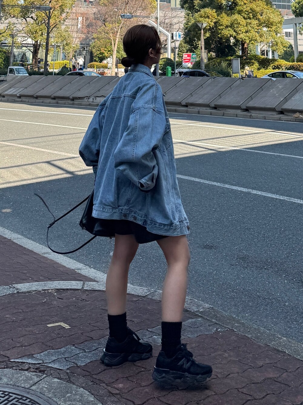 ブルー系のデニムジャケット、ブルー系のTシャツ/カットソー、ブラック系のその他パンツを着用したレディースの冬コーディネートの5枚目の写真