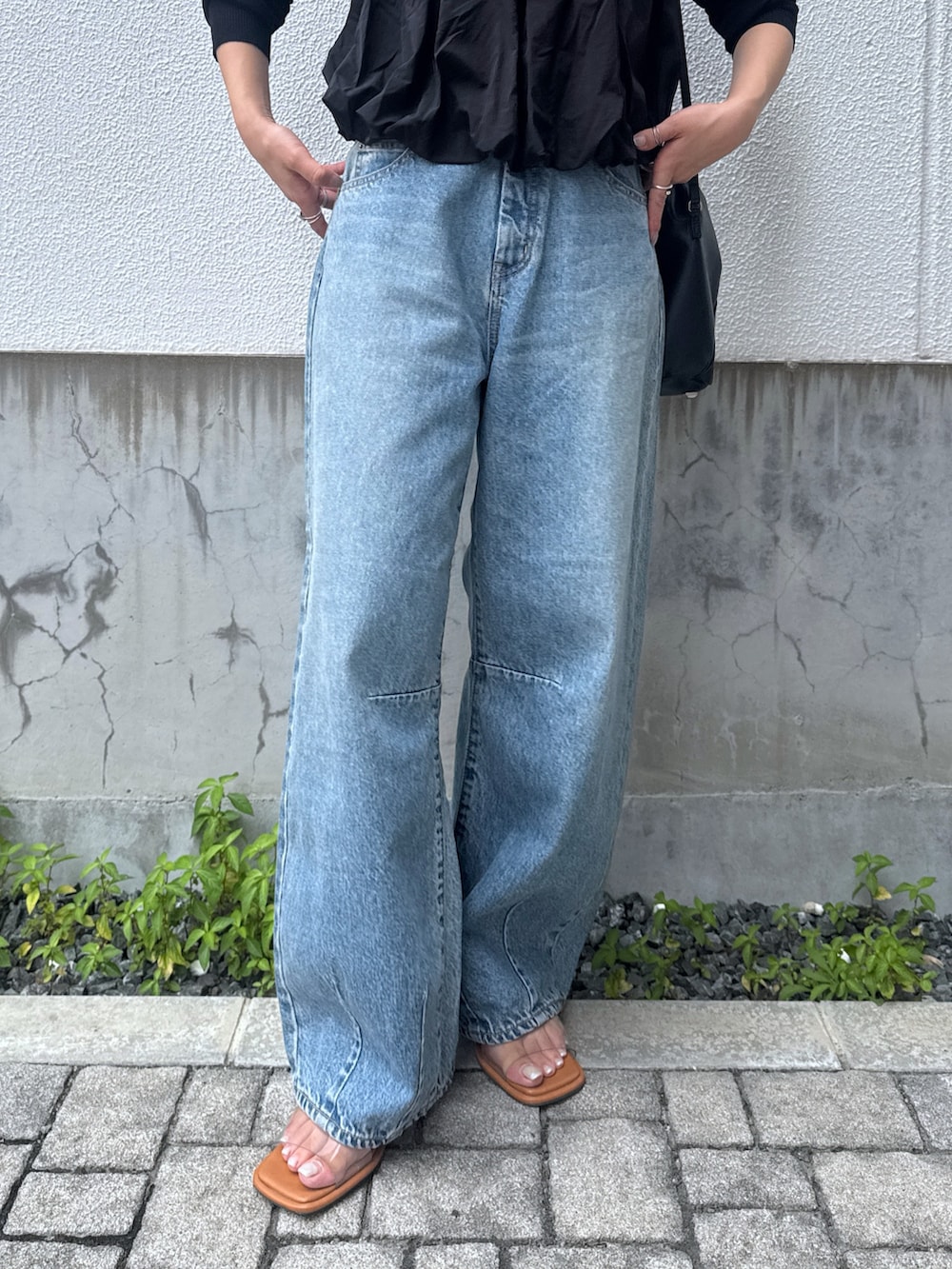 ブルー系のデニムパンツ、ブラック系のキャミソール、ブラック系のニット/セーターを着用したレディースの夏コーディネートの8枚目の写真