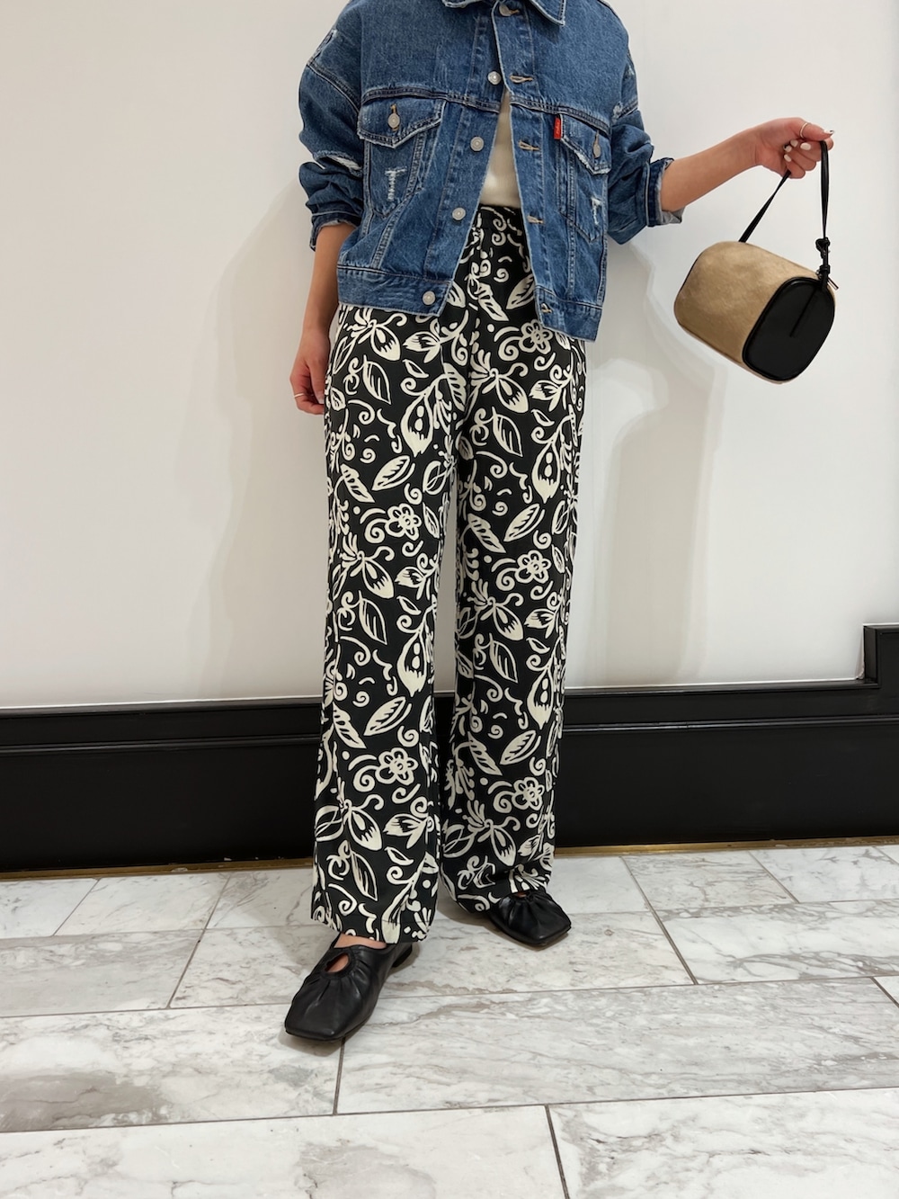 「大人カジュアル、パンツスタイル、低身長、ママコーデ、ラフ、マタニティコーデ、春夏コーデ、柄パンツ、デニムジャケット、きれいめカジュアル、ショート丈、カジュアルコーデ、Ungrid、ungridコーデ、アングリッド」｜「Ungridの【Ca】クラッシュショートデニムジャケット（デニムジャケット、ブルー系）」を使った、瀬川百花さん（レディース・156cm）の春コーディネートの7枚目の写真