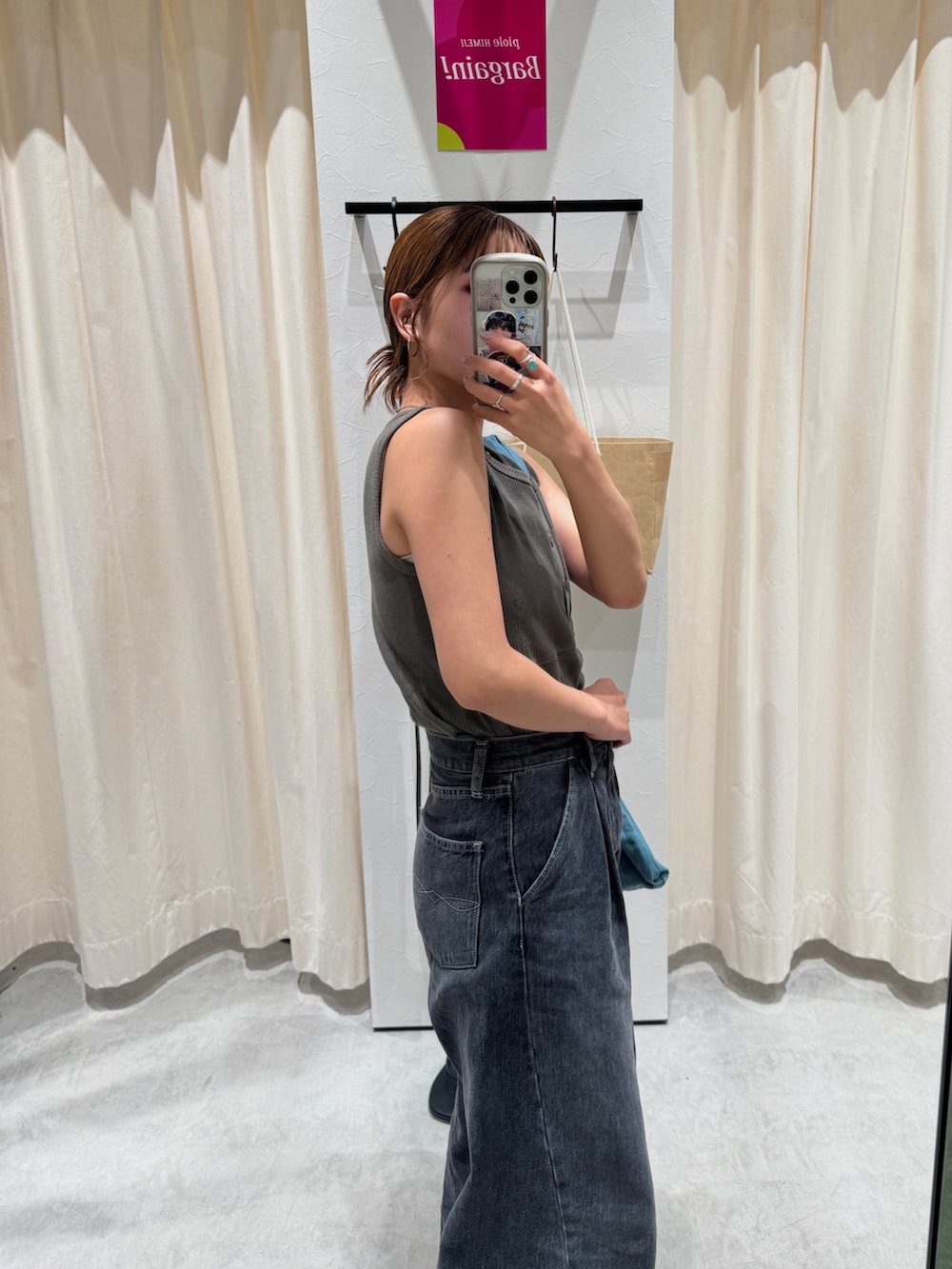 ブラック系のデニムパンツ、グレー系のタンクトップ、ブルー系のトートバッグを着用したレディースの夏コーディネートの8枚目の写真