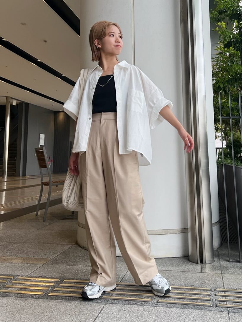 ベージュ系のその他パンツ、ブラック系のキャミソール、ホワイト系のシャツ/ブラウスを着用したレディースの春コーディネートの3枚目の写真