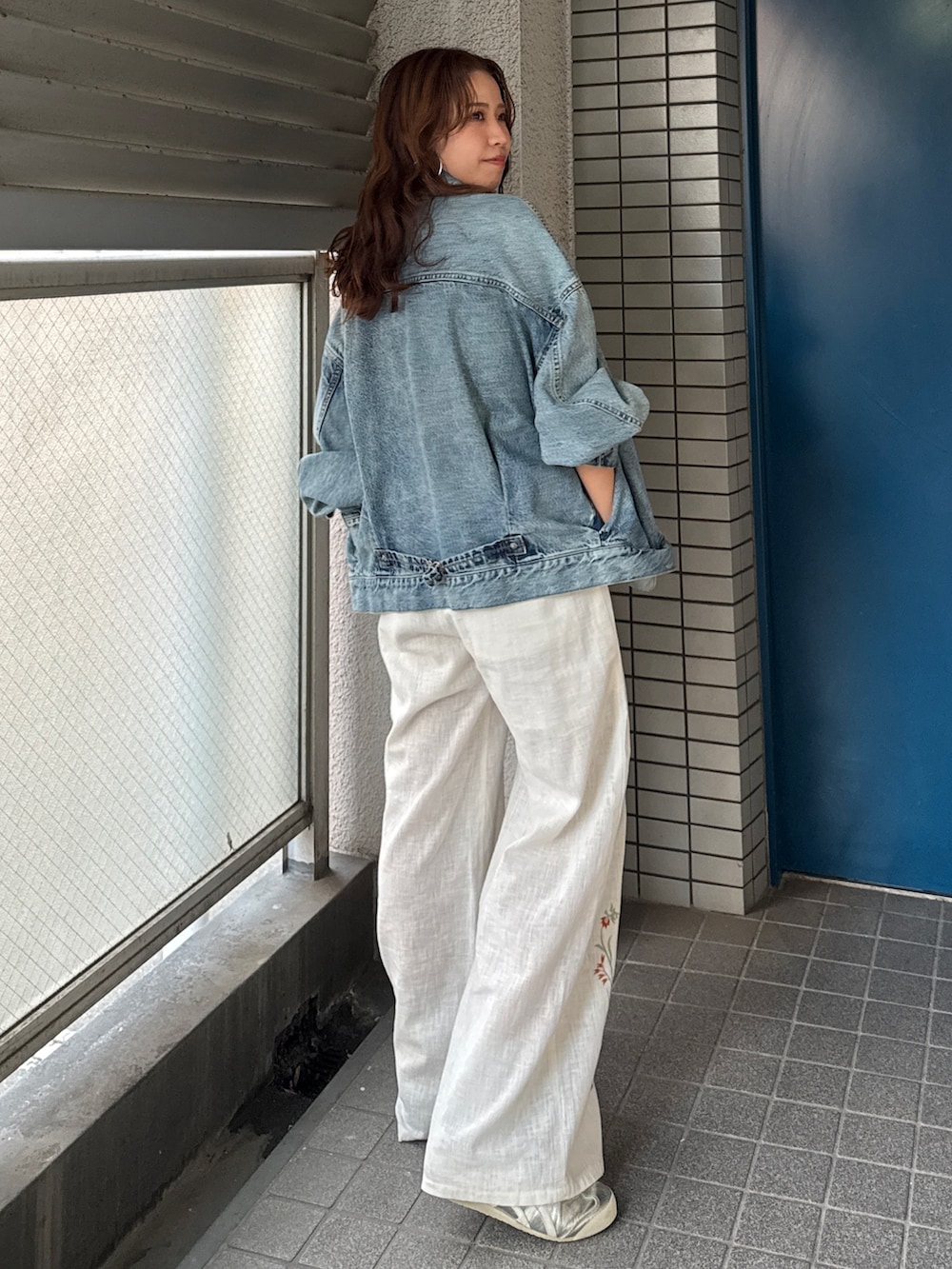 ブルー系のデニムジャケット、ホワイト系のその他パンツ、グレー系のTシャツ/カットソーを着用したレディースの冬コーディネートの6枚目の写真