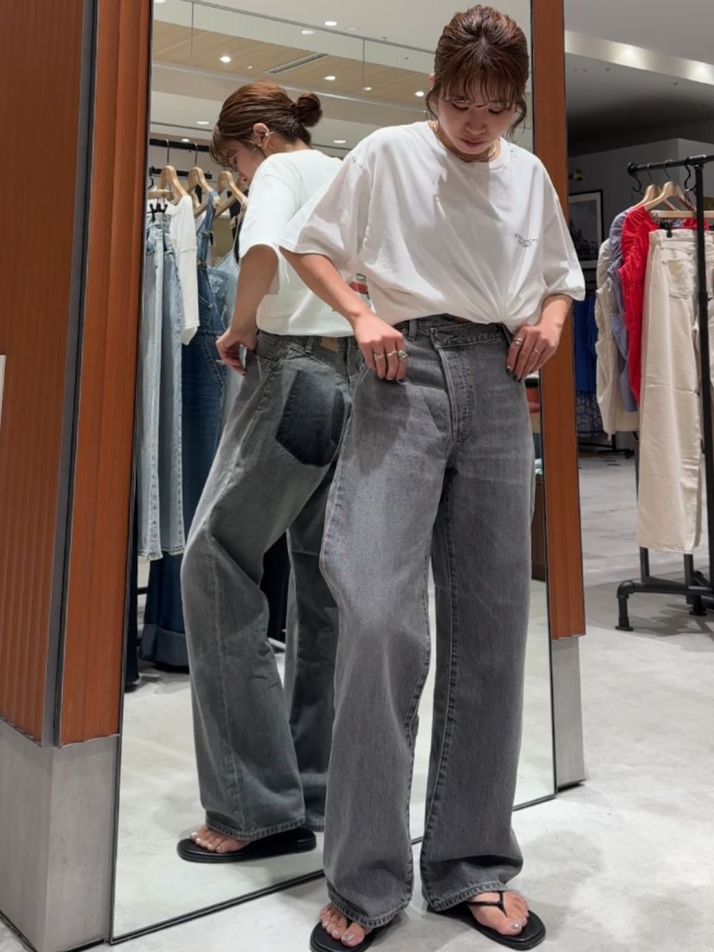 ホワイト系のTシャツ/カットソー、ブラック系のデニムパンツ、ブラック系のサンダルを着用したレディースの夏コーディネートの8枚目の写真