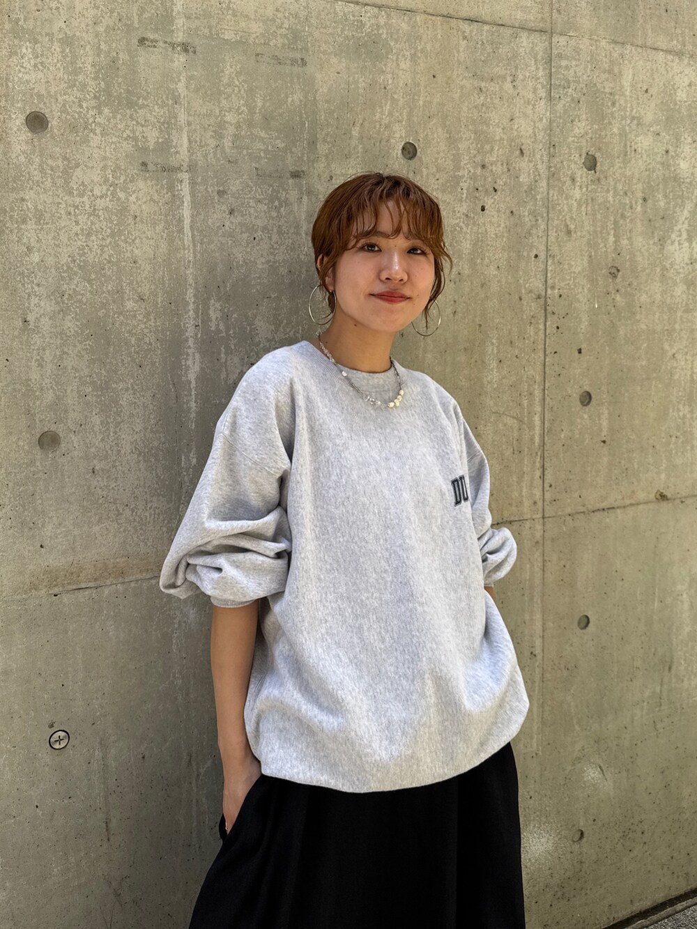 ブルー系のデニムパンツ、ブラック系のワンピース、グレー系のスウェットを着用したレディースの夏コーディネートの7枚目の写真