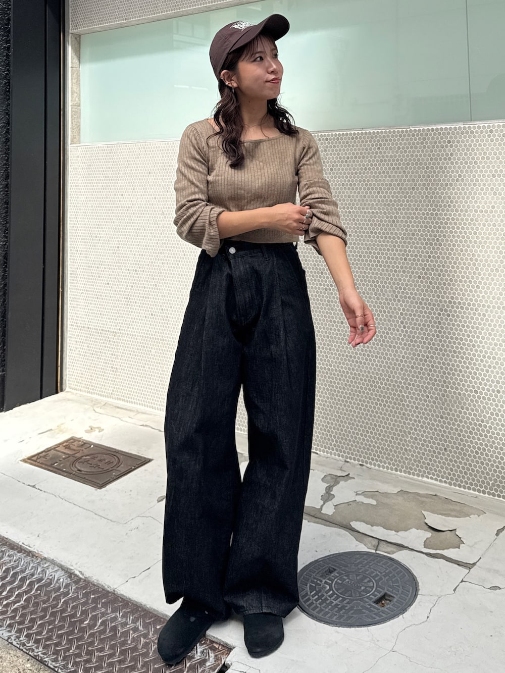 ブラック系のデニムパンツ、グレー系のニット/セーターを着用したレディースの秋コーディネートの2枚目の写真