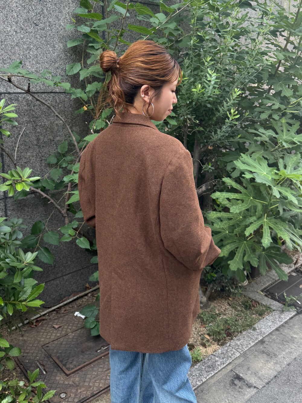 ブラウン系のテーラードジャケット、ブルー系のデニムパンツを着用したレディースの秋コーディネートの7枚目の写真