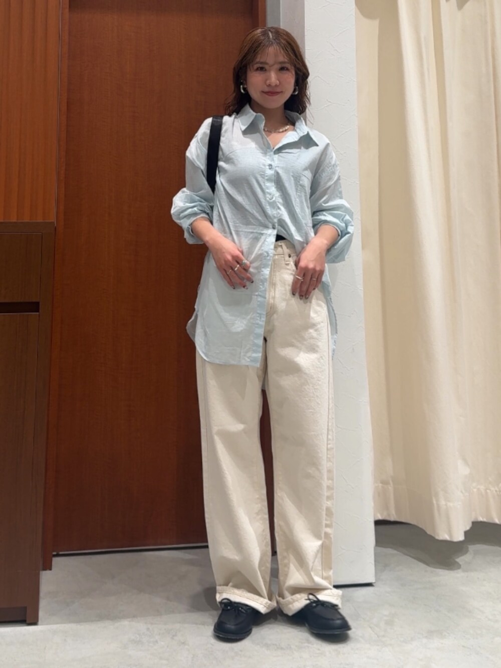 ホワイト系のデニムパンツ、ブルー系のシャツ/ブラウス、ブラック系のローファーを着用したレディースの春コーディネートの6枚目の写真