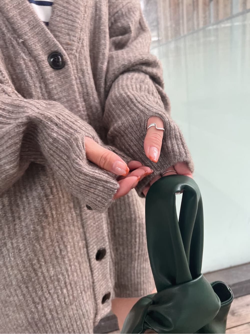 ベージュ系のステンカラーコート、ベージュ系のステンカラーコート、ブルー系のTシャツ/カットソーを着用したレディースの秋コーディネートの9枚目の写真