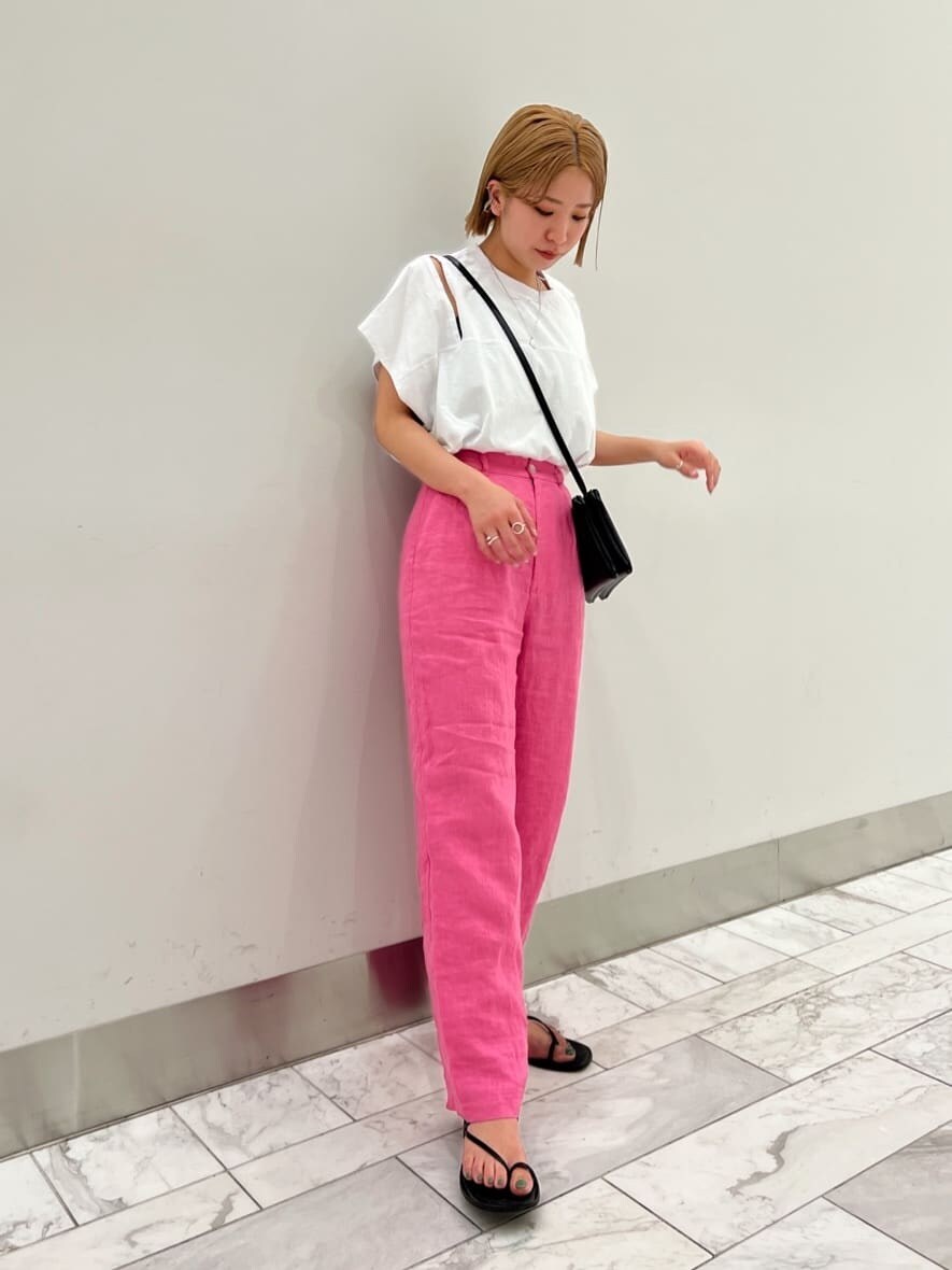 ブラック系のサンダル、ブラック系のショルダーバッグ、ホワイト系のTシャツ/カットソーを着用したレディースの春コーディネートの2枚目の写真