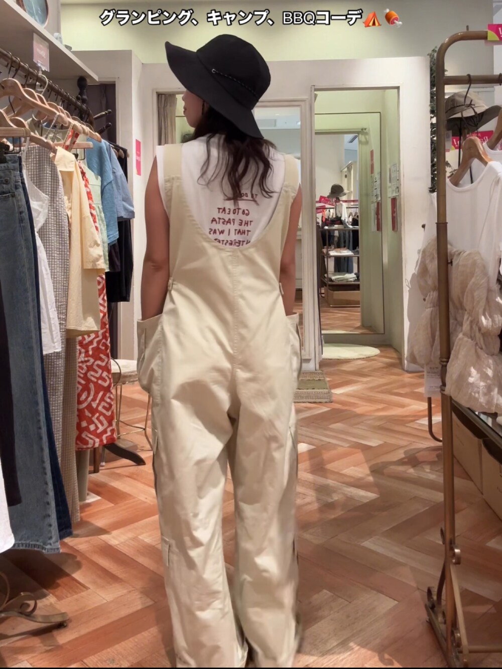 ベージュ系のサロペット/オーバーオール、ホワイト系のTシャツ/カットソー、ブラック系のサンダルを着用したレディースの夏コーディネートの3枚目の写真