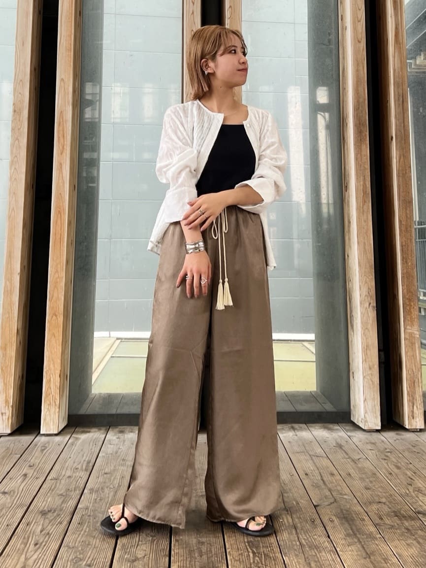 ホワイト系のシャツ/ブラウス、ブラック系のサンダル、ブラウン系のその他パンツを着用したレディースの春コーディネートの3枚目の写真