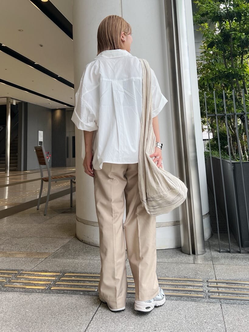 ベージュ系のその他パンツ、ブラック系のキャミソール、ホワイト系のシャツ/ブラウスを着用したレディースの春コーディネートの5枚目の写真