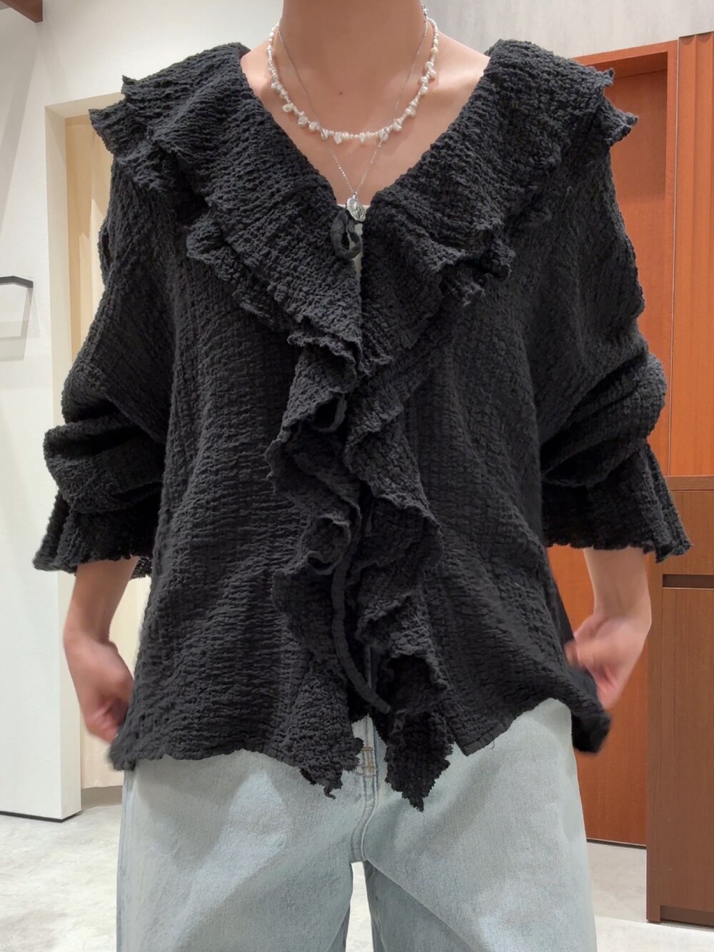 ブラック系のシャツ/ブラウス、ブルー系のデニムパンツを着用したレディースの春コーディネートの8枚目の写真