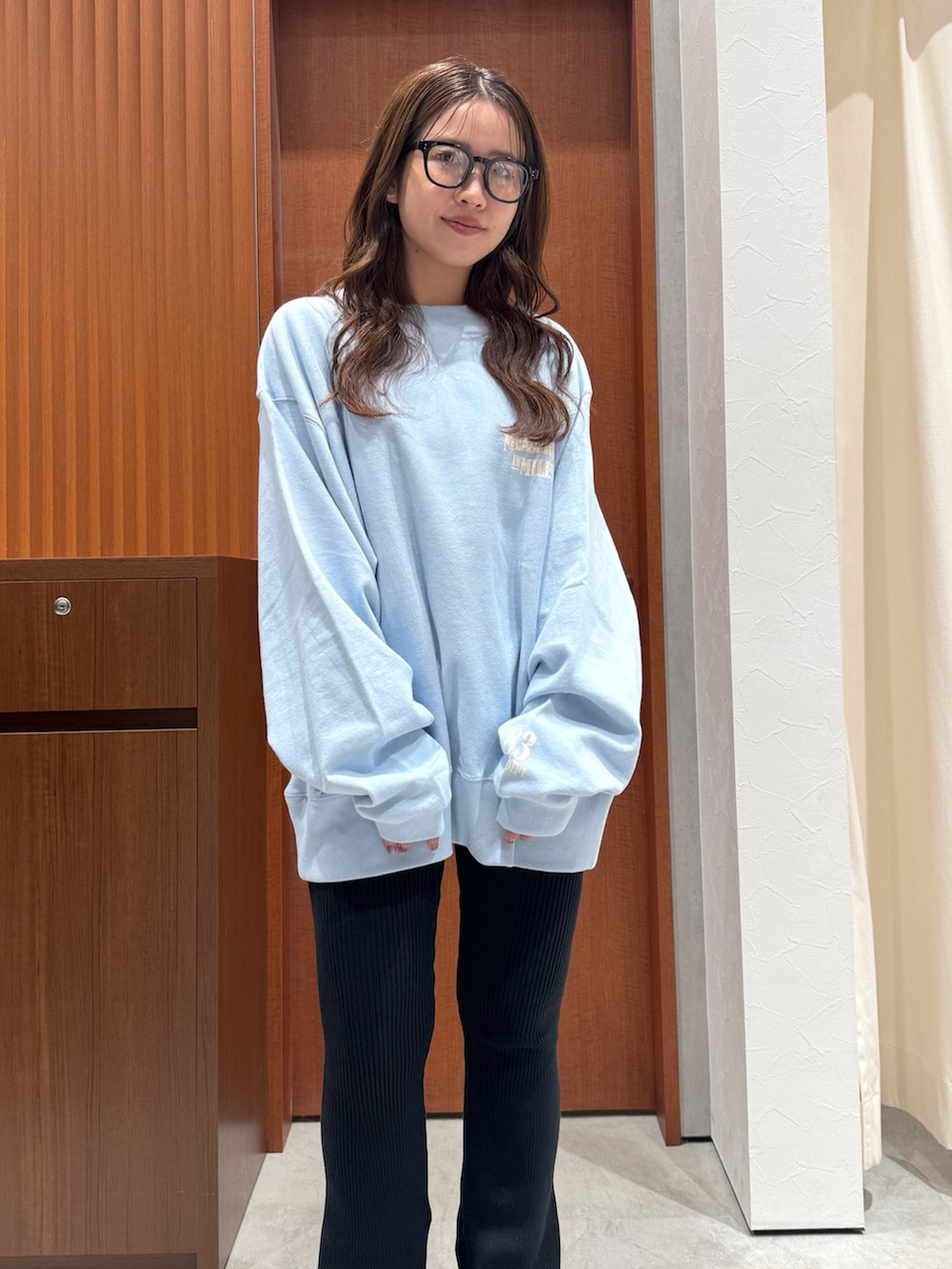 ブルー系のスウェット、ブラック系のその他パンツ、その他のその他シューズを着用したレディースの秋コーディネートの6枚目の写真