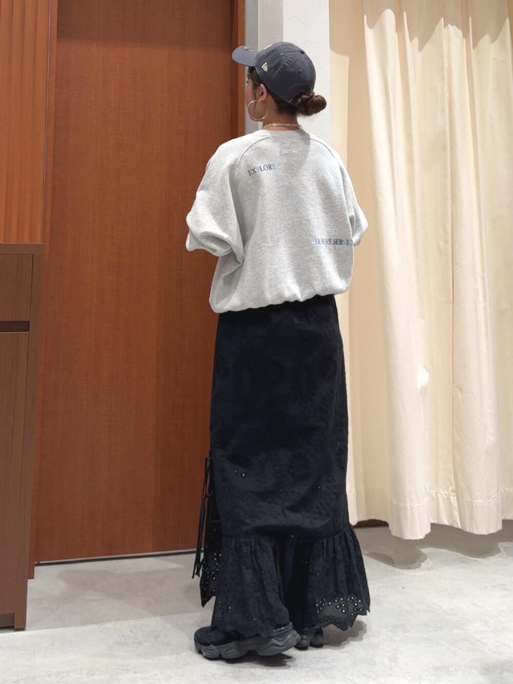 ブラック系のスカート、ブルー系のデニムジャケット、グレー系のスウェットを着用したレディースの春コーディネートの8枚目の写真