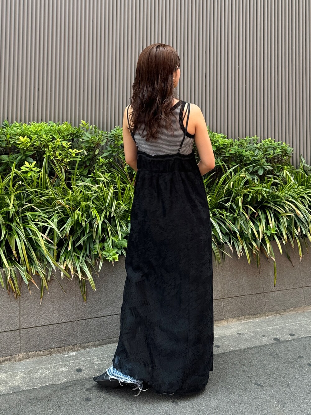 ブラック系のワンピース、ブルー系のデニムジャケット、グレー系のタンクトップを着用したレディースの夏コーディネートの3枚目の写真