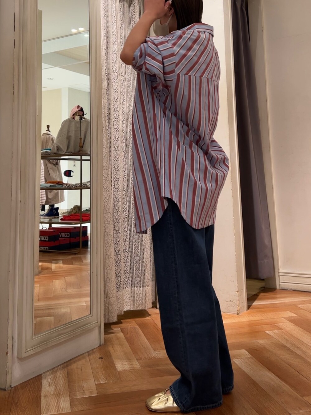 ベージュ系のシャツ/ブラウス、ブルー系のデニムパンツ、イエロー系のパンプスを着用したレディースの冬コーディネートの6枚目の写真