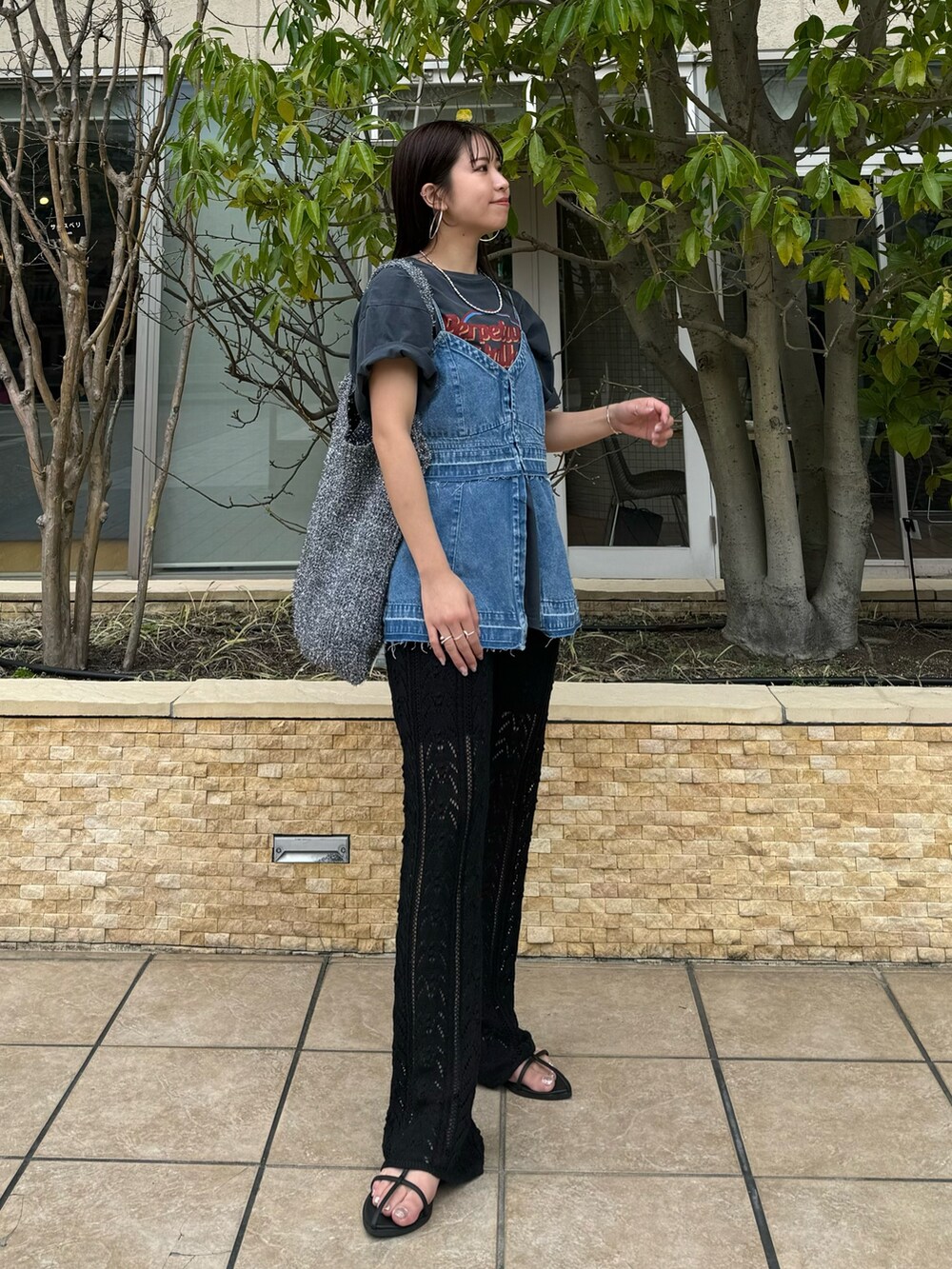 グレー系のTシャツ/カットソー、ブルー系のキャミソール、ブラック系のその他パンツを着用したレディースの春コーディネートの7枚目の写真