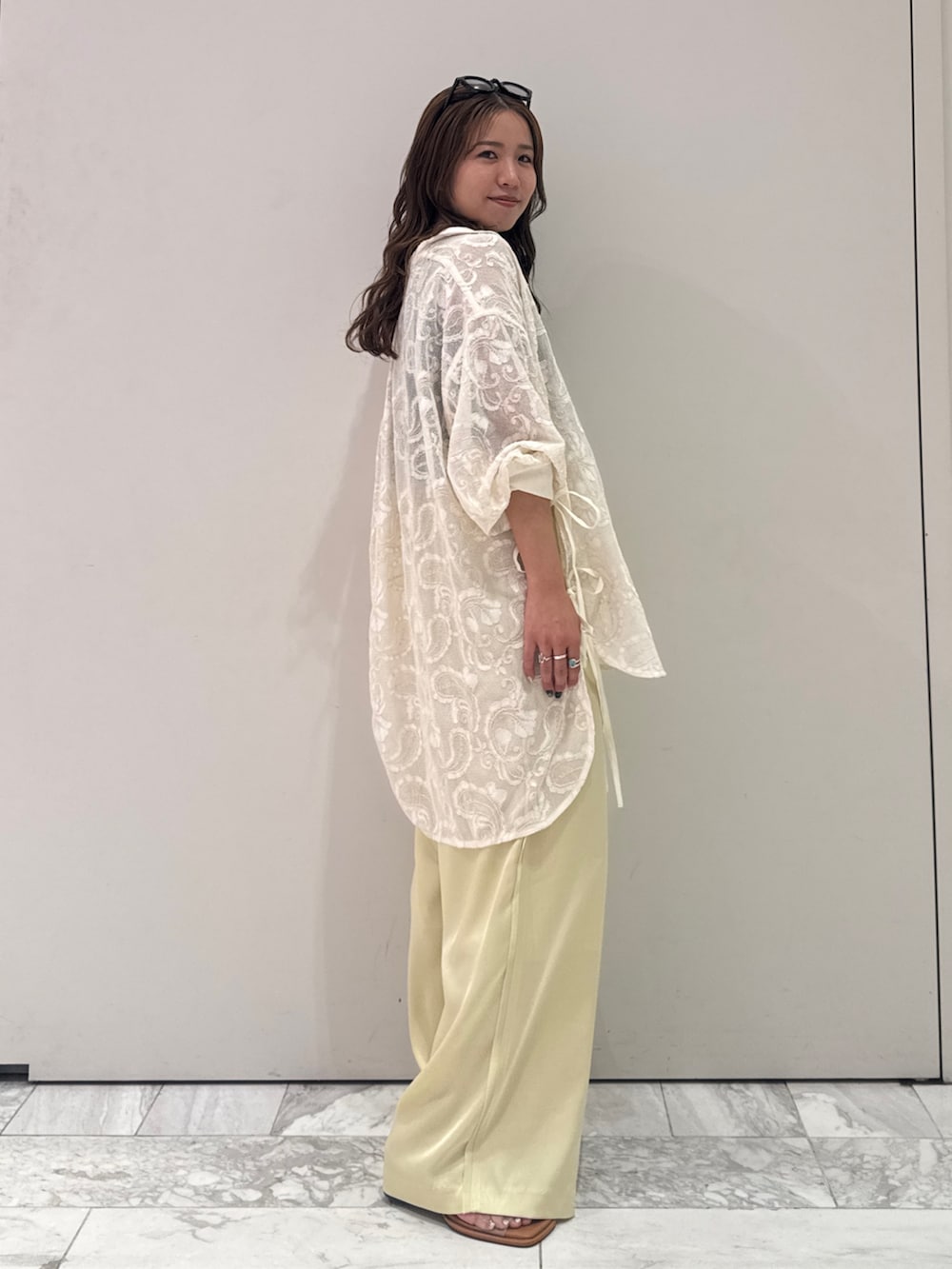 イエロー系のその他パンツ、ホワイト系のシャツ/ブラウス、グレー系のタンクトップを着用したレディースの夏コーディネートの2枚目の写真