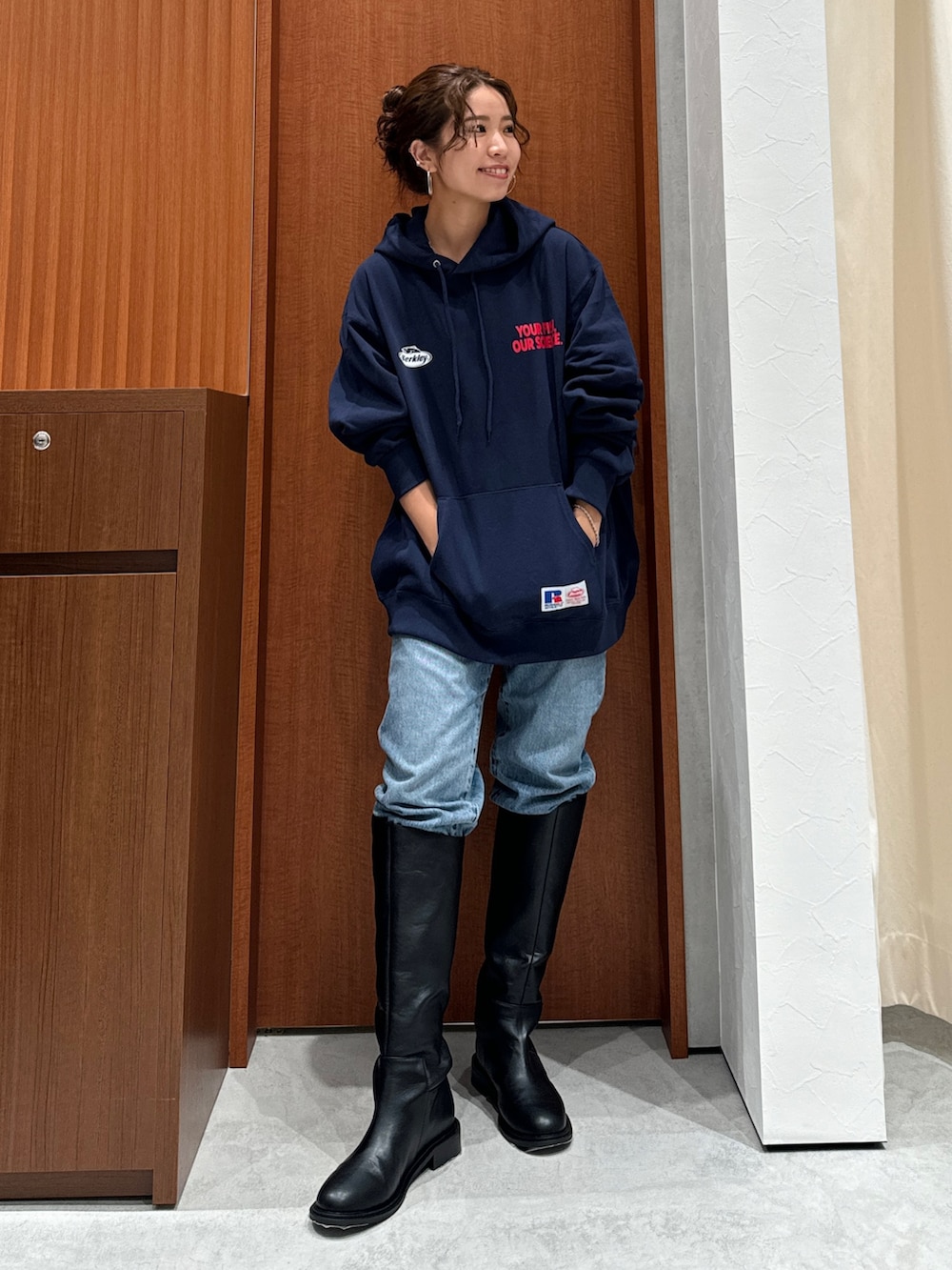 ブルー系のパーカー、ブルー系のデニムジャケット、ブルー系のデニムパンツを着用したレディースの秋コーディネートの8枚目の写真