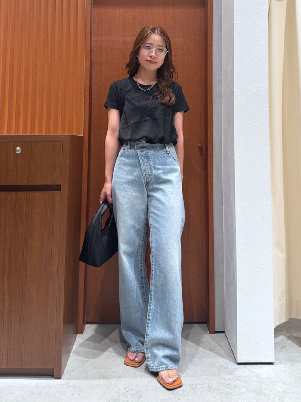 その他のサンダル、ブルー系のデニムパンツ、ブラック系のキャミソールを着用したレディースの夏コーディネートの5枚目の写真