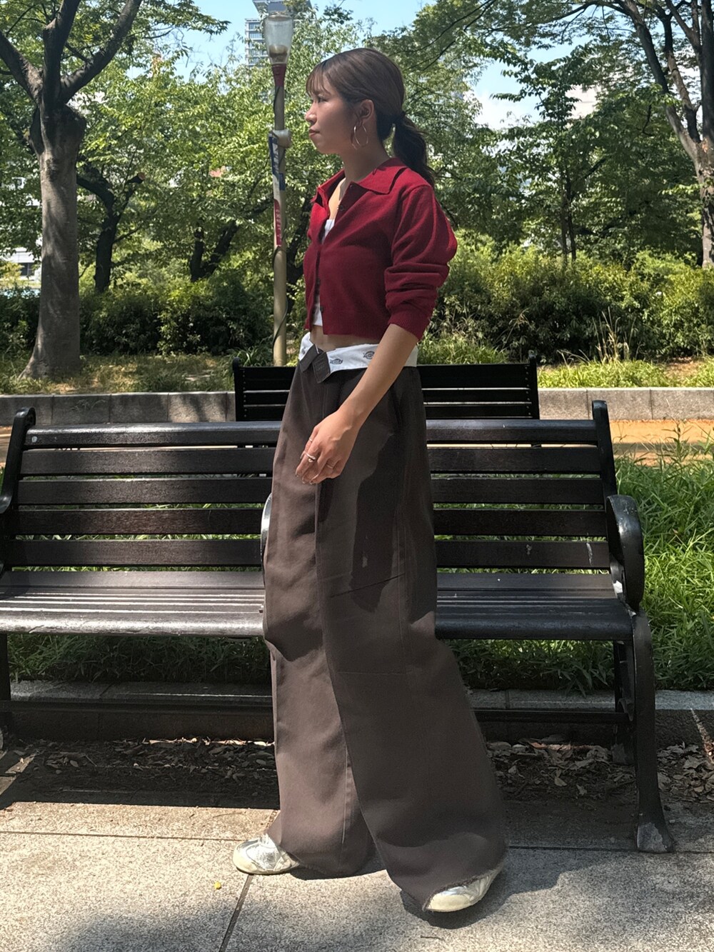 レッド系のカーディガン/ボレロ、ホワイト系のその他パンツを着用したレディースの秋コーディネートの4枚目の写真