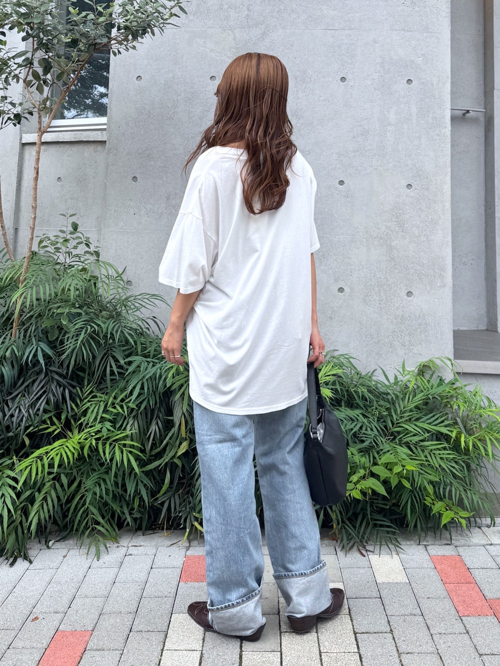 ホワイト系のTシャツ/カットソー、ブルー系のデニムパンツ、ブラウン系のその他シューズを着用したレディースの夏コーディネートの4枚目の写真