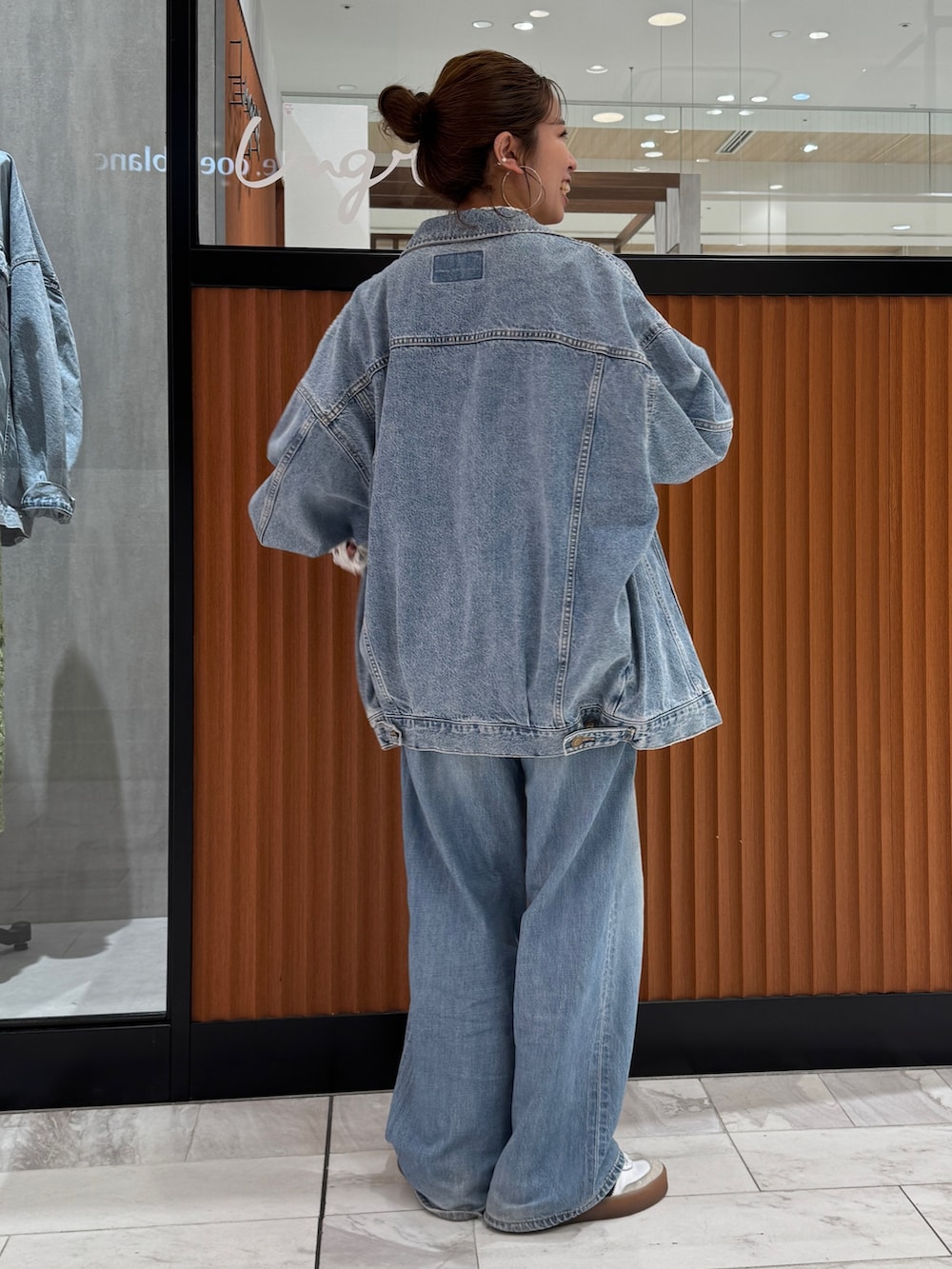 ブルー系のデニムパンツ、ブルー系のデニムジャケット、ホワイト系のシャツ/ブラウスを着用したレディースの春コーディネートの4枚目の写真