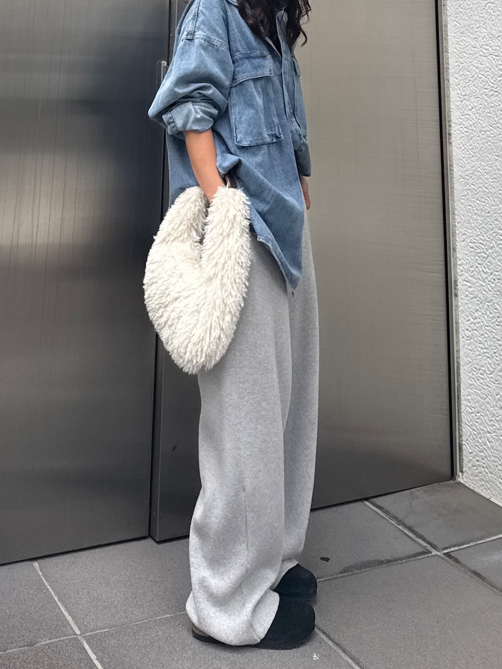 ブルー系のシャツ/ブラウス、ホワイト系のハンドバッグ、グレー系のその他パンツを着用したレディースの秋コーディネートの7枚目の写真