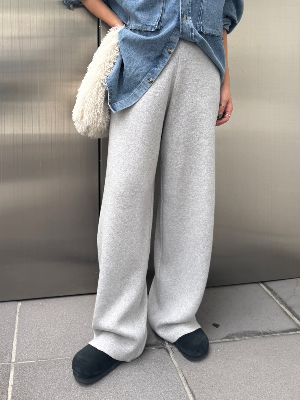 ブルー系のシャツ/ブラウス、ホワイト系のハンドバッグ、グレー系のその他パンツを着用したレディースの秋コーディネートの10枚目の写真